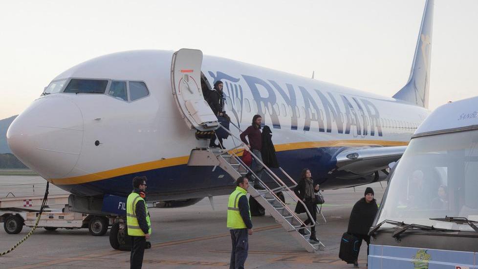 Fuga di Ryanair, Delrio attacca la compagnia: i 2,5 euro una scusa