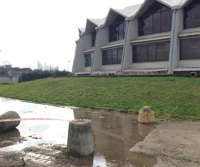 Il degrado fa prigioniero il palazzetto dello sport 