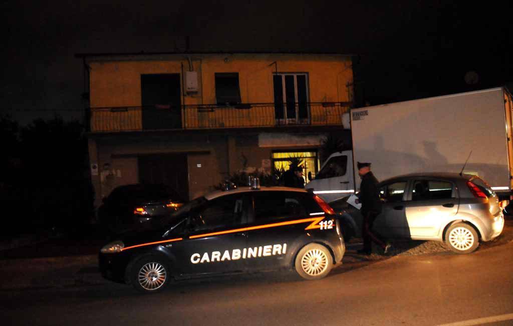 Una delle pattuglie dei carabinieri arrivate sul luogo dell'aggressione