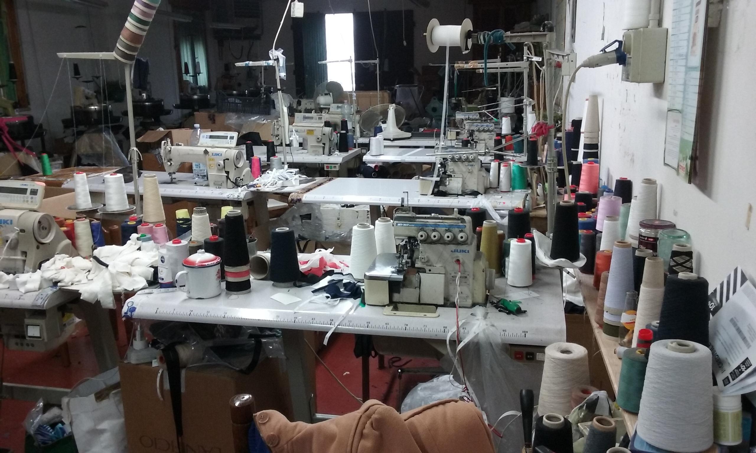 Scoperti due laboratori tessili abusivi
