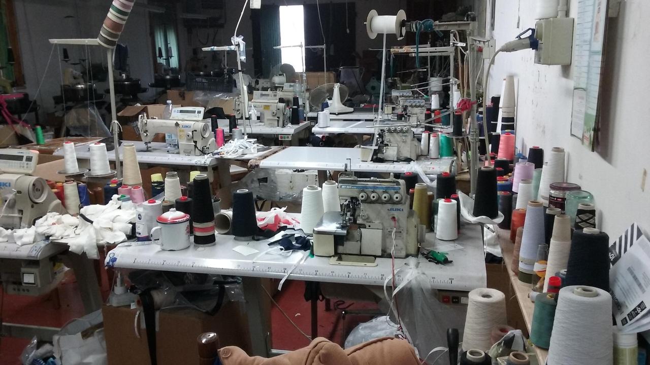 Scoperti due laboratori tessili abusivi
