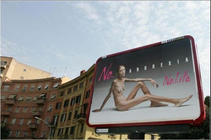 Uno dei grandi manifesti di una campagna del fotografo Oliviero Toscani contro l'anoressia
