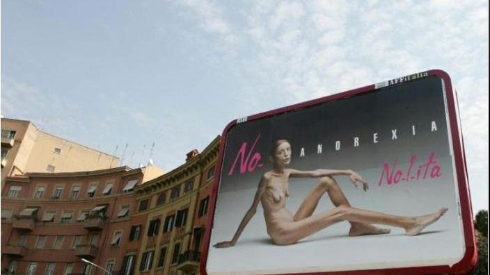 Uno dei grandi manifesti di una campagna del fotografo Oliviero Toscani contro l'anoressia