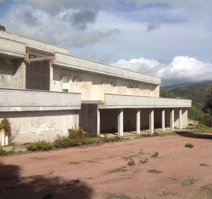 Tula, milioni di euro per l’ostello sul lago che non ha mai aperto 