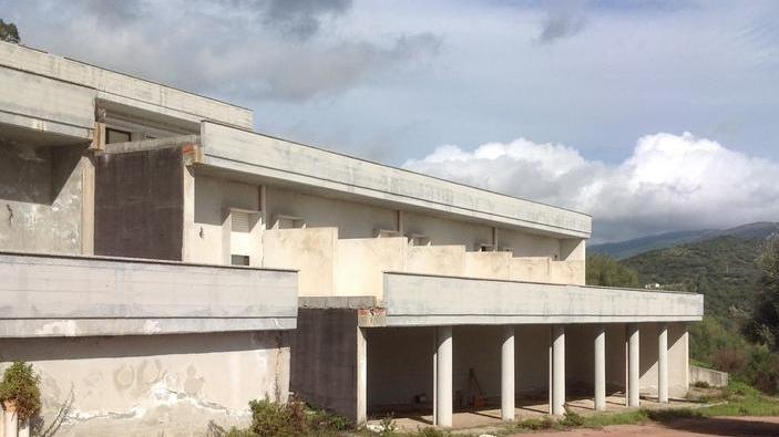 Tula, milioni di euro per l’ostello sul lago che non ha mai aperto