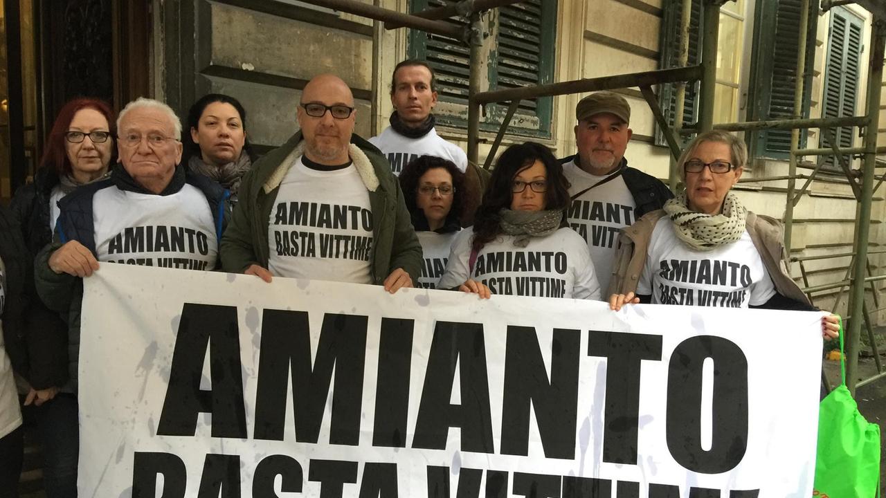 Lo striscione esposto di fronte al tribunale