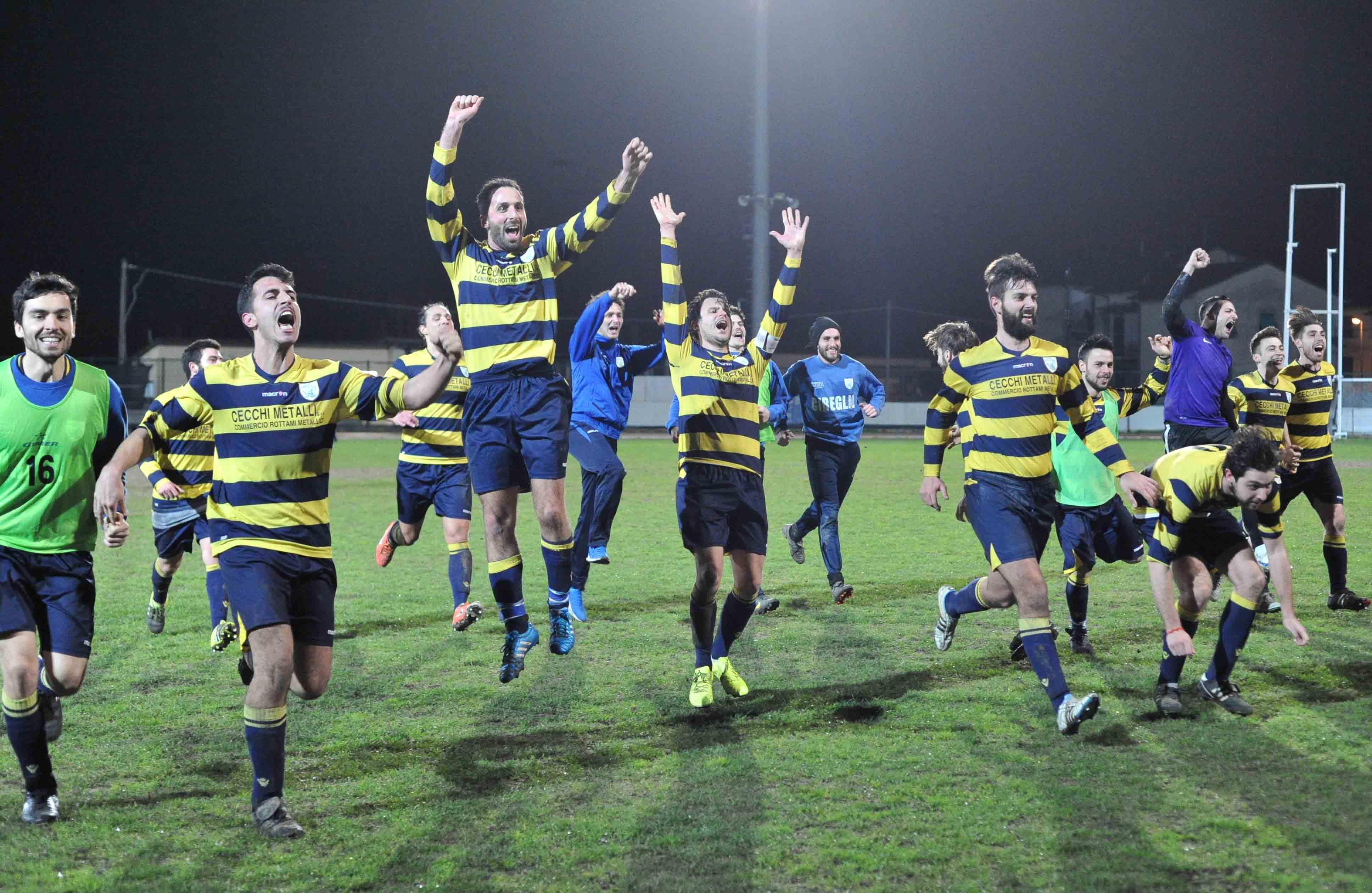 L'esultanza dei giocatori della Ciregliese a fine partita (Foto Gori)