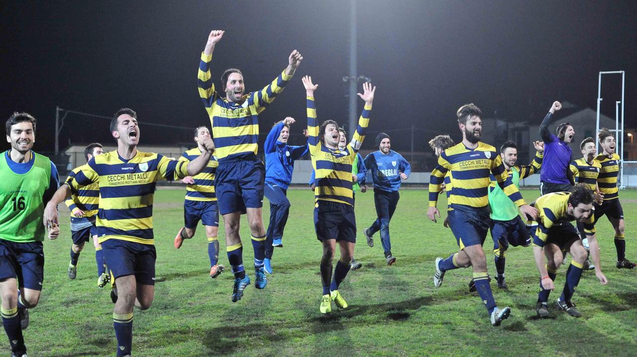 L'esultanza dei giocatori della Ciregliese a fine partita (Foto Gori)