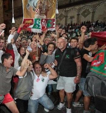 Segoni (con la maglietta nera) esulta per una vittoria del Drago