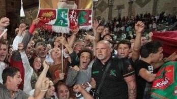 Segoni (con la maglietta nera) esulta per una vittoria del Drago