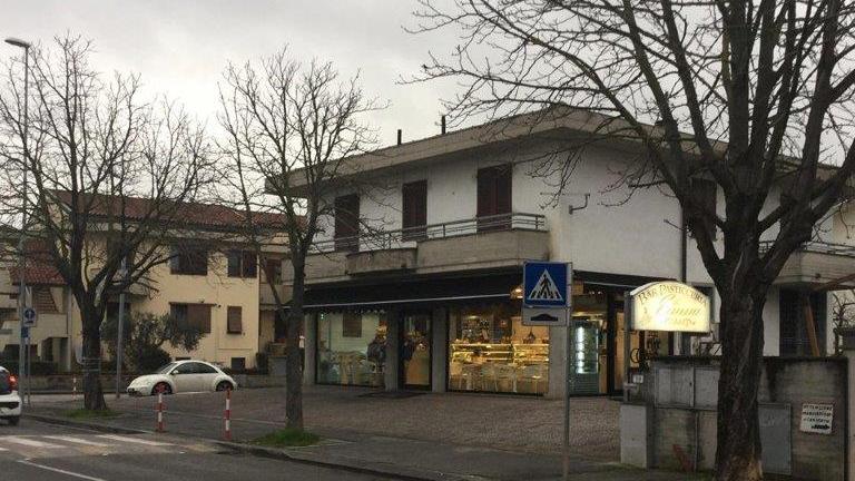 Ruba i soldi nella pasticceria dove lavora