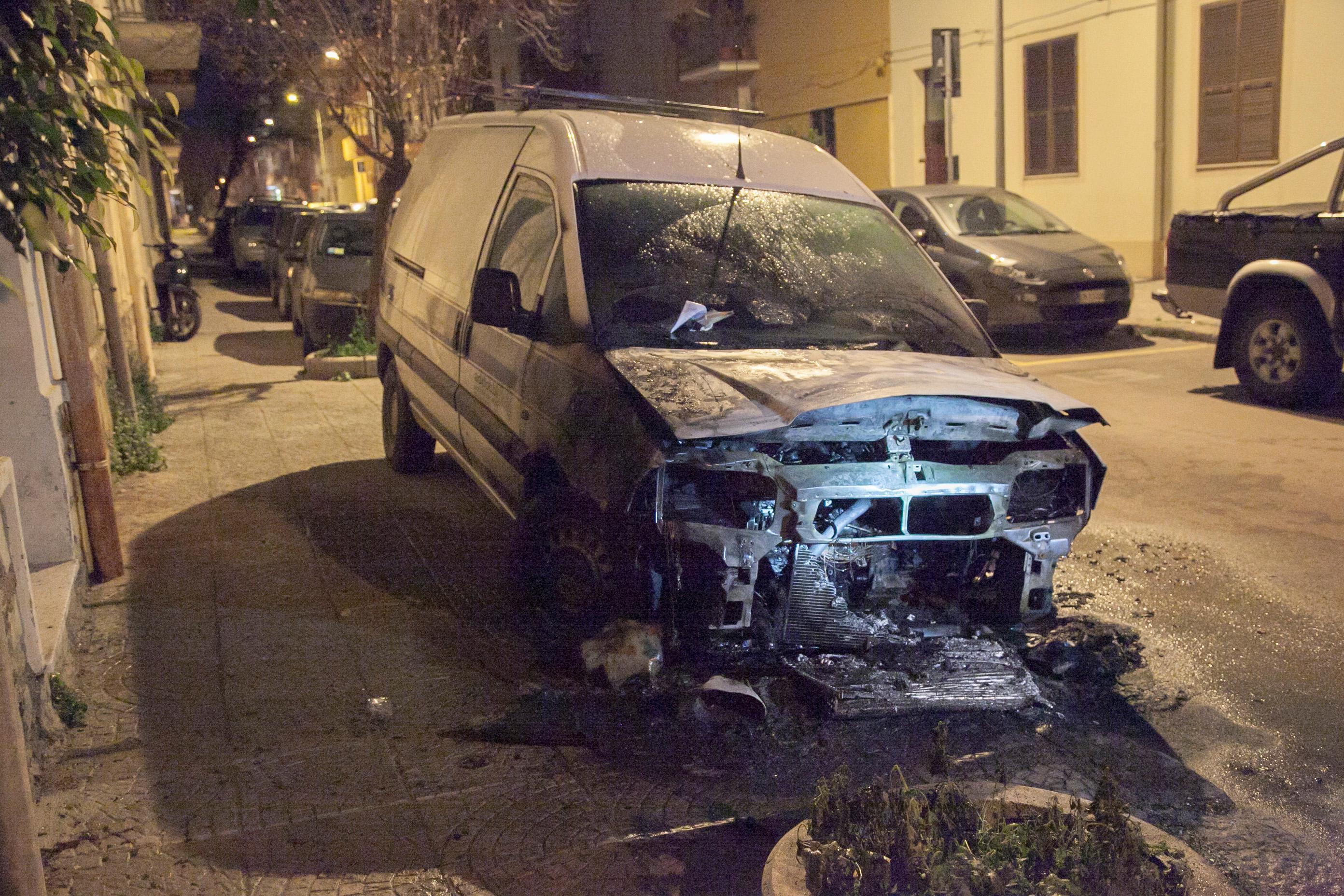 Il furgoncino incendiato