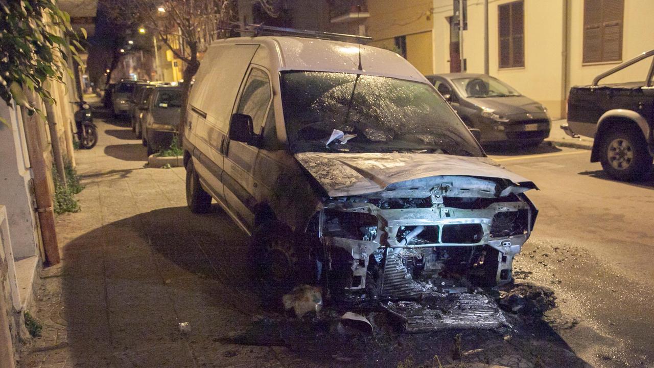 Il furgoncino incendiato