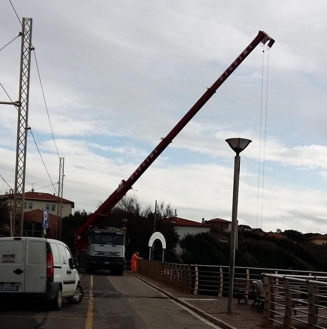La gru utilizzata per trasferire i materiali da via del Quercetano fino ai bagni Italia