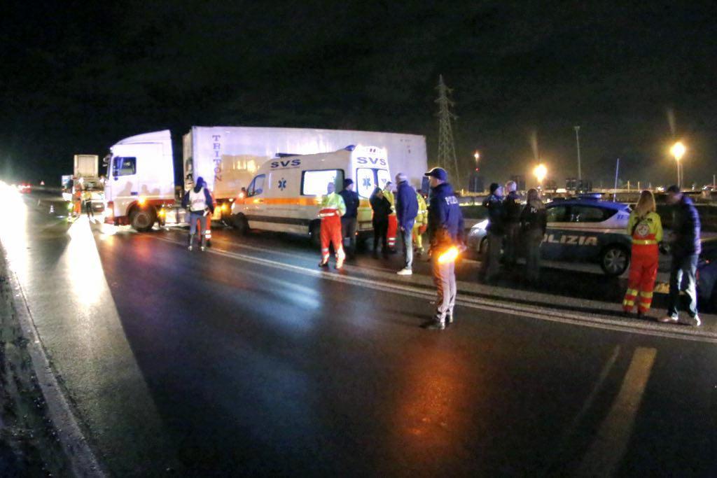 Il camion in mezzo alla strada (Marzi/Pentafoto)