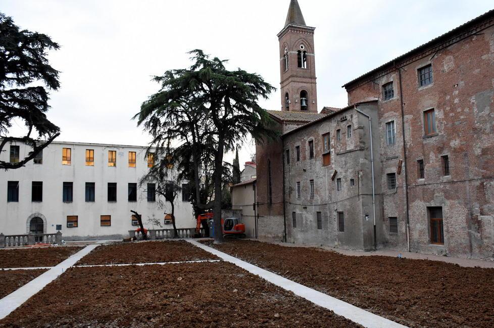 I lavori per la realizzazione di un giardino nell'area dell'ex ospedale di via Saffi (foto Bf)