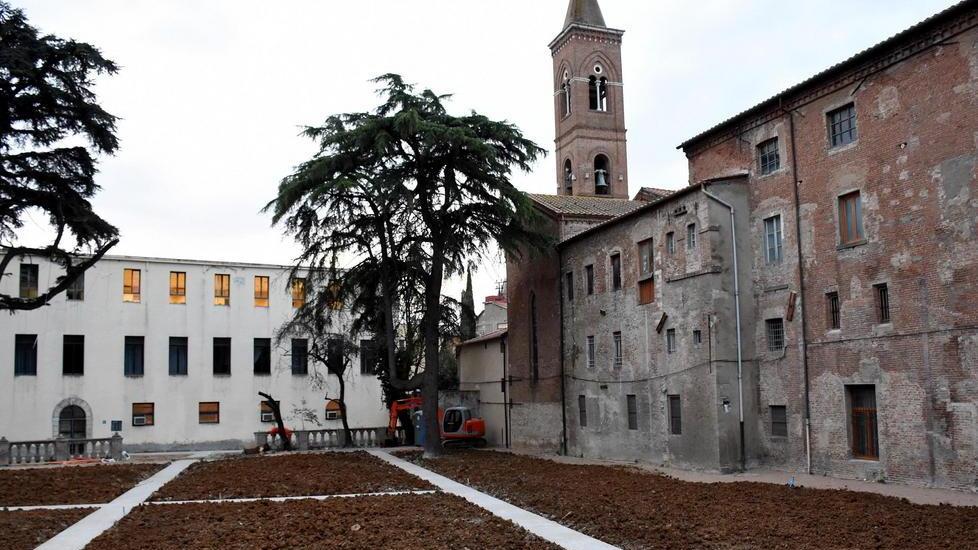 I lavori per la realizzazione di un giardino nell'area dell'ex ospedale di via Saffi (foto Bf)