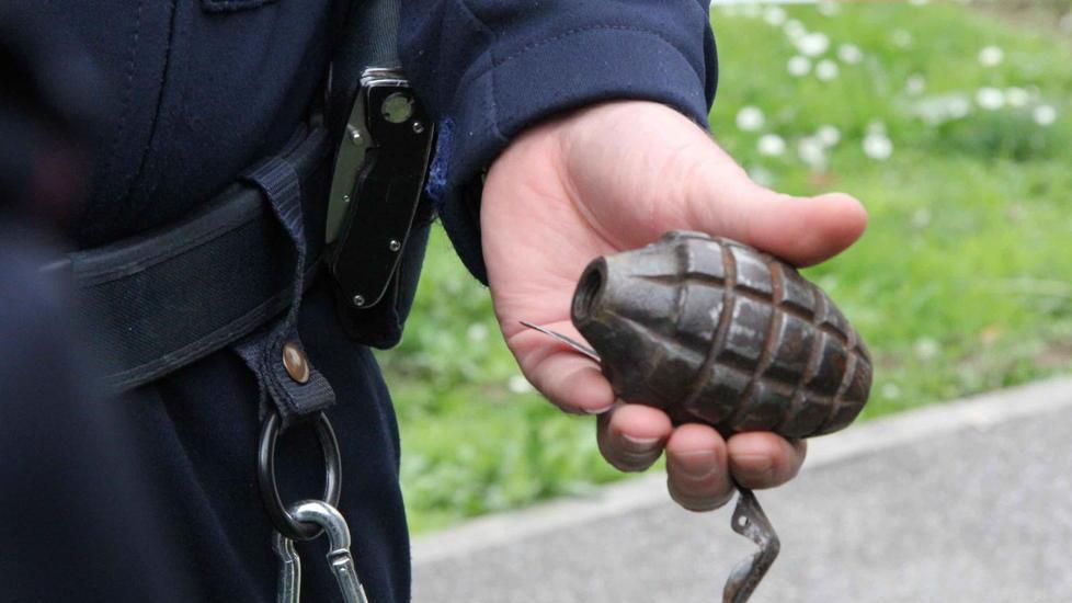 Rapinano le Poste armati di una bomba