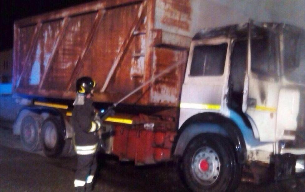 Due camion vanno a fuoco nella notte 