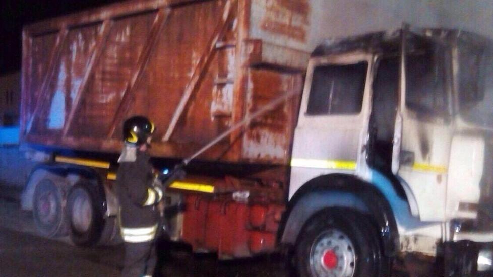 Due camion vanno a fuoco nella notte