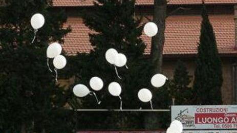 Palloncini bianchi e grandi striscioni pensando a Matteo
