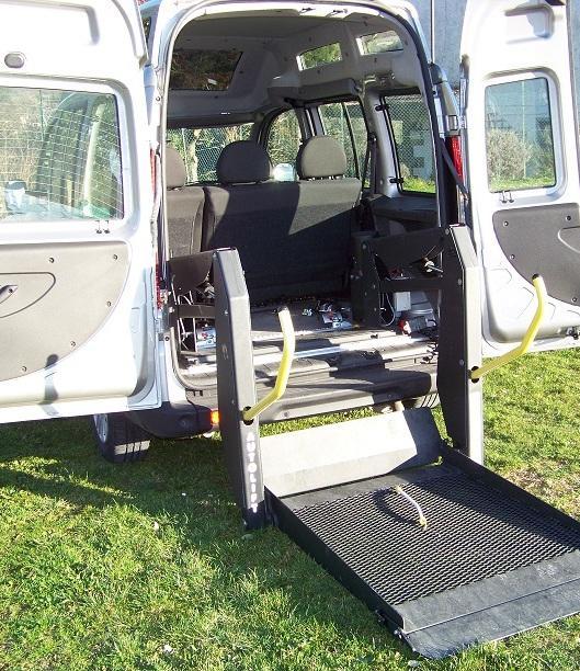 Trasporto disabili, auto ad hoc per l’Auser