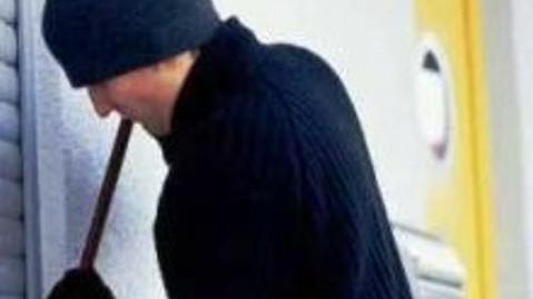 Rubano in casa, poi vanno fuori strada