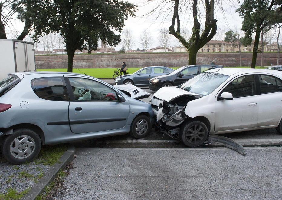 Frontale fra due automobili in viale Carducci