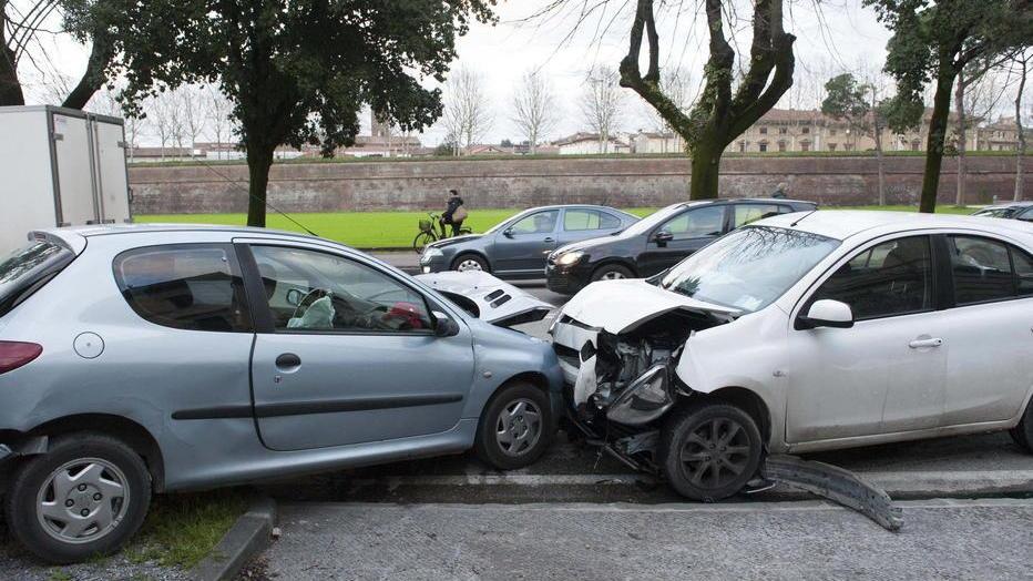 Frontale fra due automobili in viale Carducci