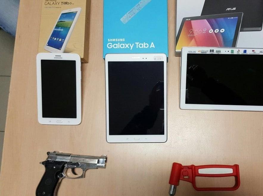 Furto dei tablet, spunta una pistola giocattolo 