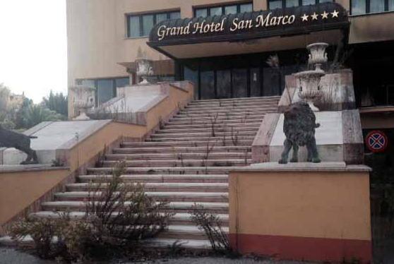 Rubano nell’hotel abbandonato: arrestati