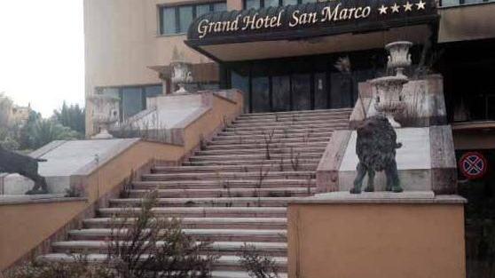 Rubano nell’hotel abbandonato: arrestati