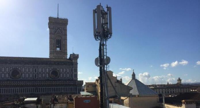Firenze, davanti al Duomo un’antenna telefonica 