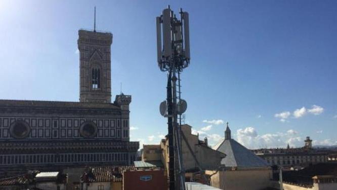 Firenze, davanti al Duomo un’antenna telefonica