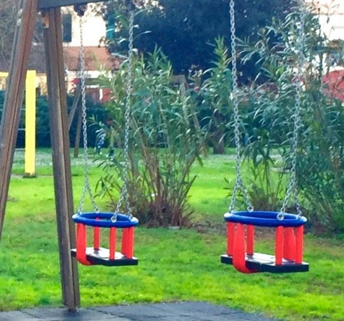 Riparate le altalene nei parchi 