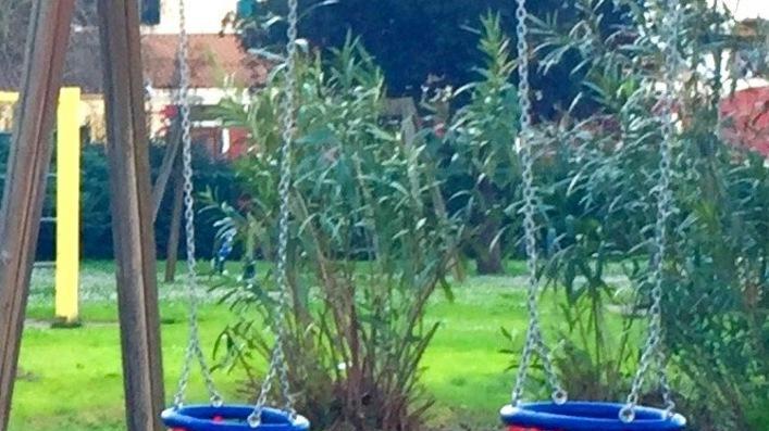 Riparate le altalene nei parchi
