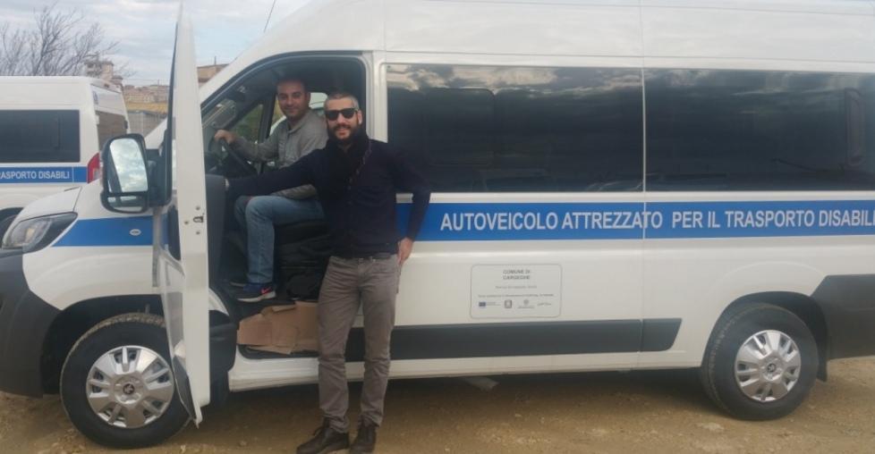 Uno scuolabus e una terna nel parco mezzi comunale