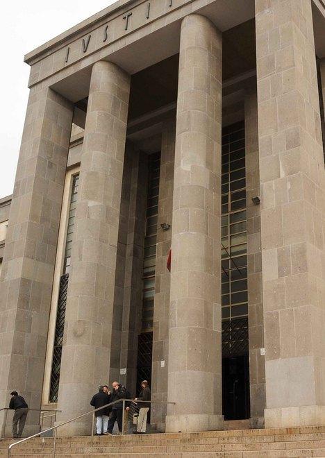 Botte a un autistico docente a processo