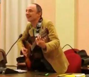 Scandiano, il consigliere Bassi si dimette cantando una canzone