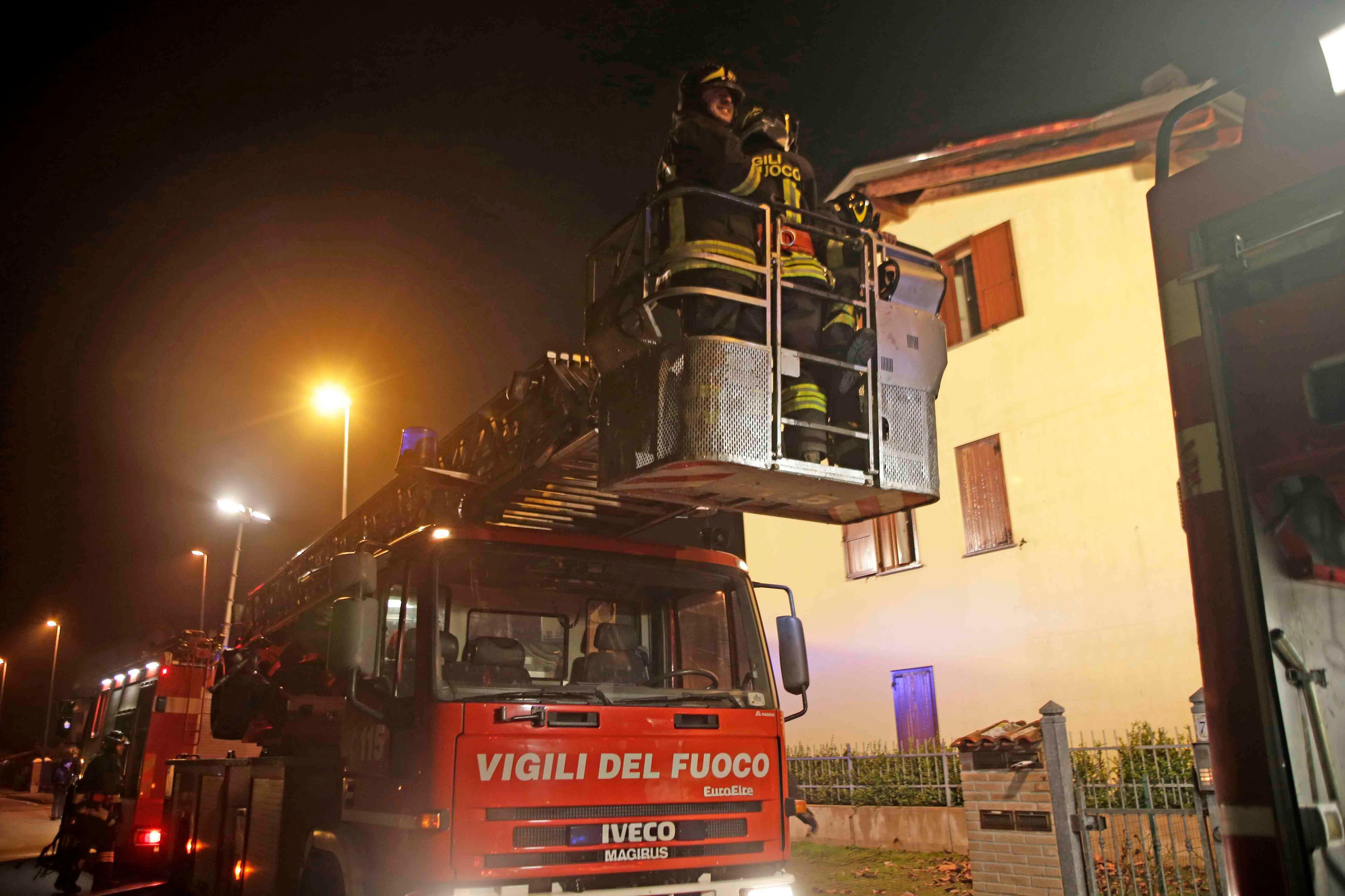 Brucia il tetto di una casa a Corticella