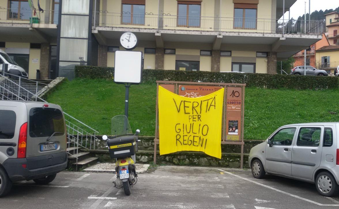 Lo striscione davanti al Comune di Vaiano