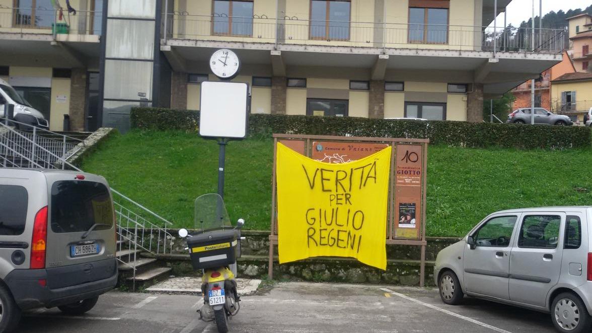 Lo striscione davanti al Comune di Vaiano