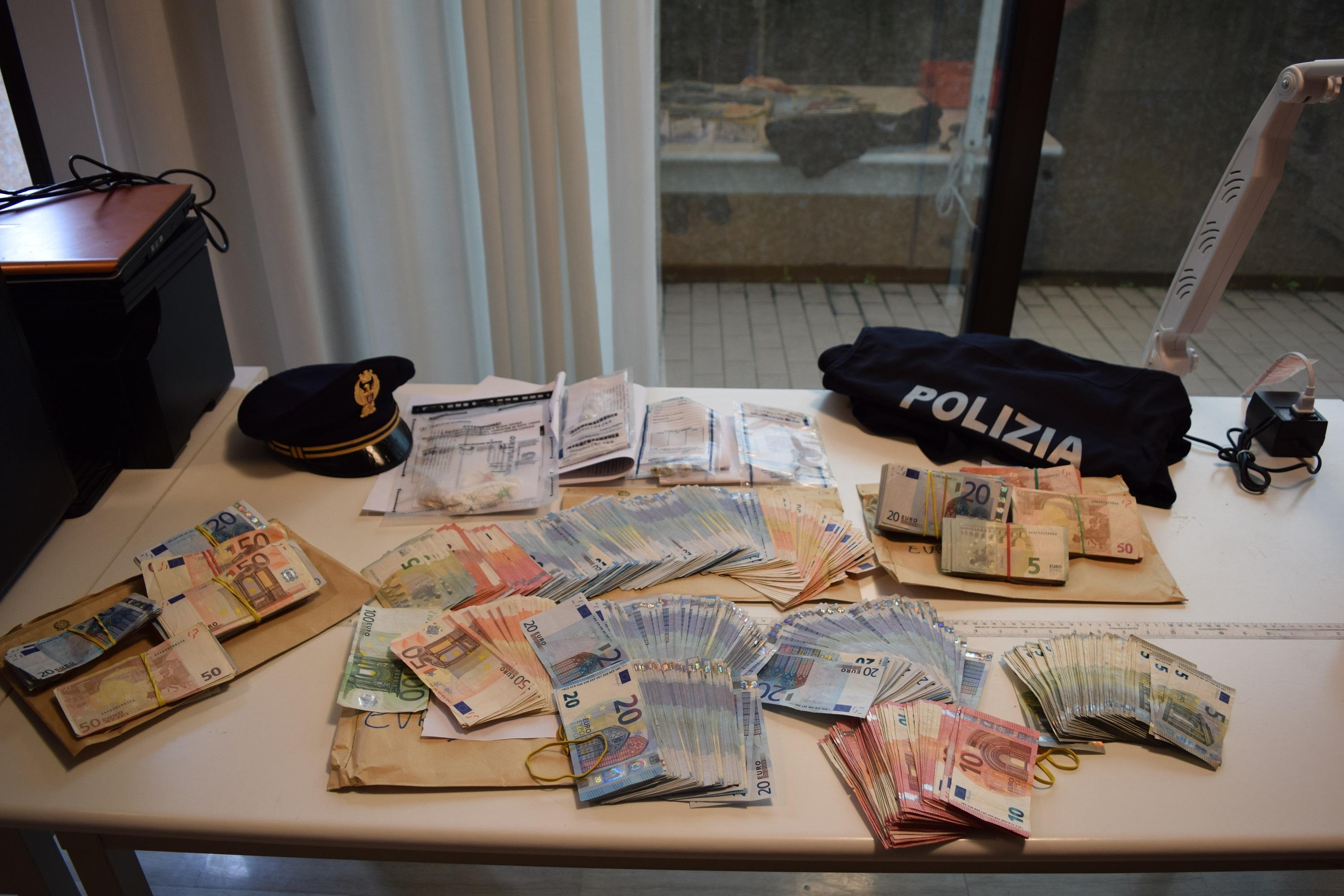 Il denaro sequestrato dalla Squadra Mobile