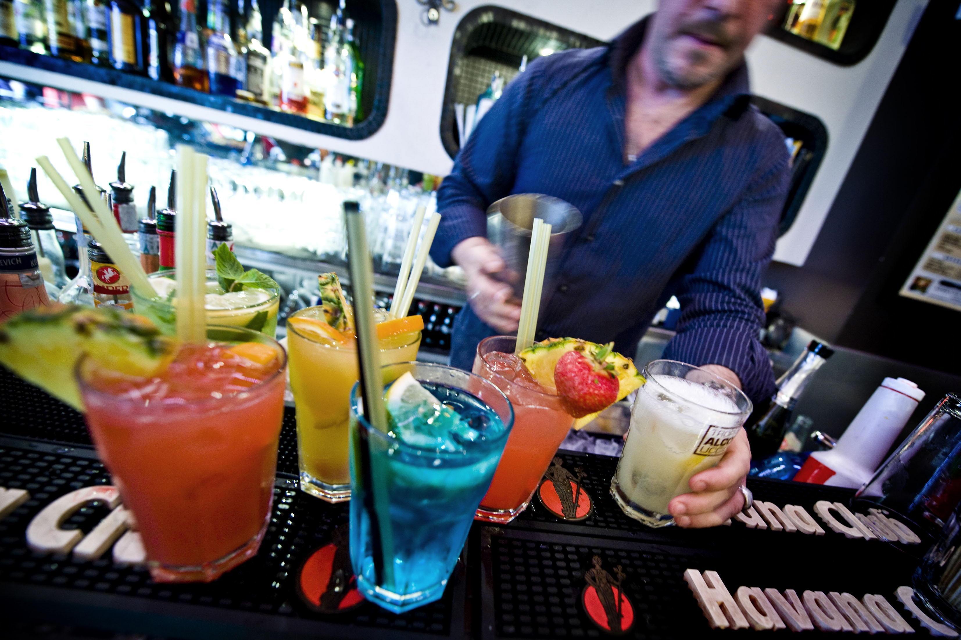 Il bancone di un bar (archivio)