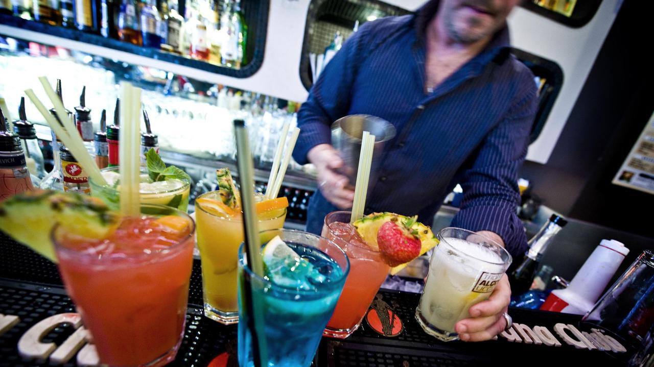 Il bancone di un bar (archivio)