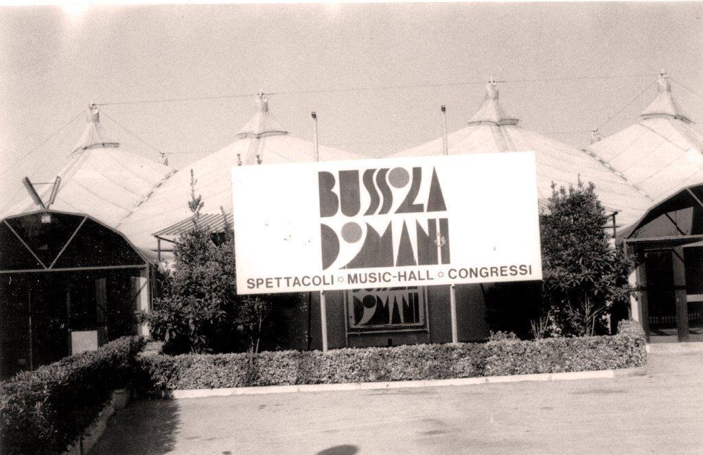 L'ingresso di Bussoladomani negli anni della Versilia ruggente