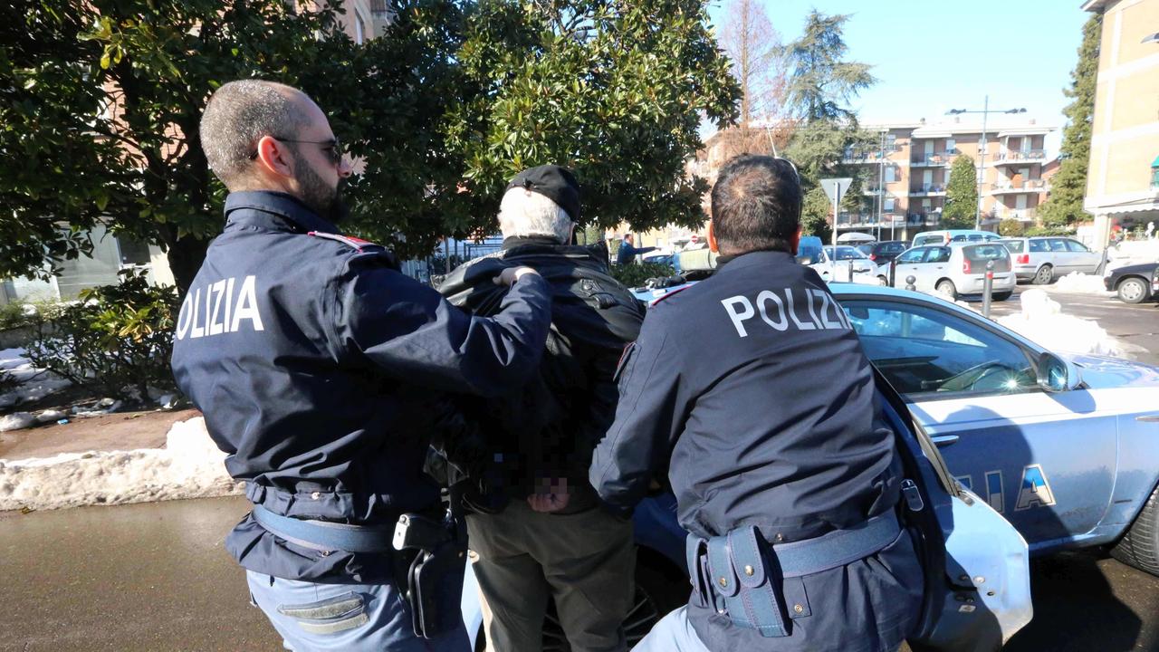 A 70 anni commettono 8 rapine: arrestati 4 banditi