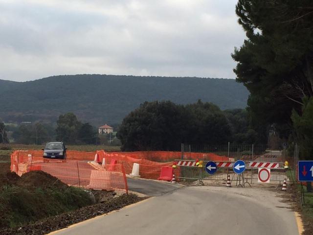 Il bypass realizzato a Baratti per il crollo del ponte (foto Paolo Barlettani)