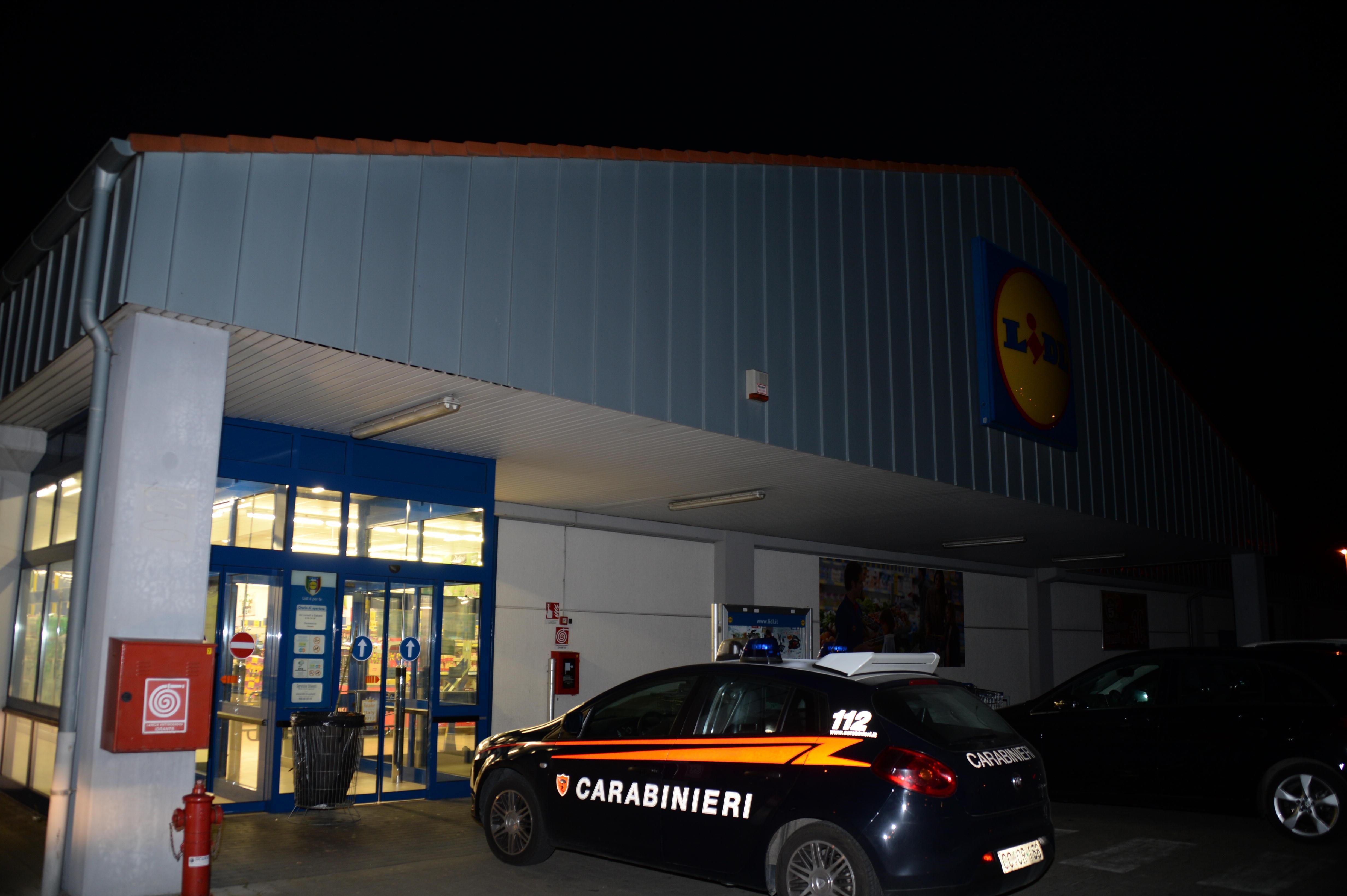 I carabinieri davanti a un supermercato Lidl (archivio)