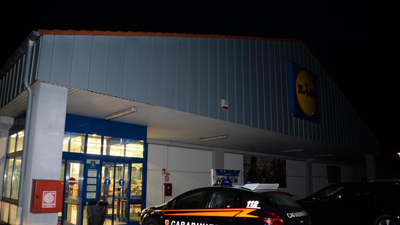 I carabinieri davanti a un supermercato Lidl (archivio)